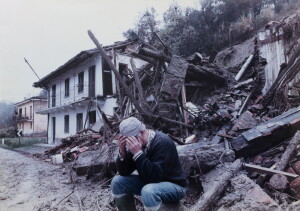 Un uomo disperato davanti alla casa distrutta dall'alluvione in Piemonte del 1994 in una fotografia di Guglielmo Lobera